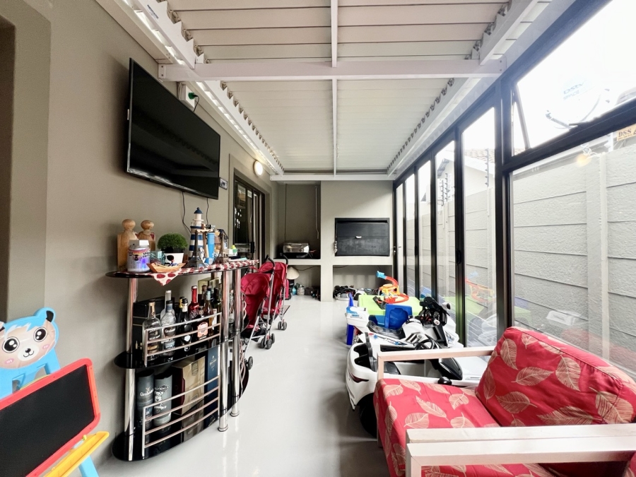 5 Bedroom Property for Sale in Parklands North Western Cape
